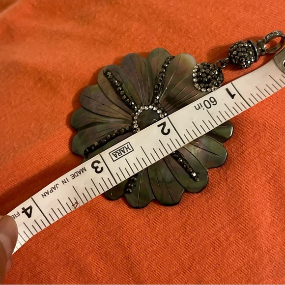 Mother of pearl pendant for women, flower design, 3.25" - Picture 5 of 7